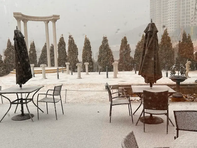 눈 내리는 야외 테라스