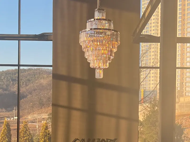 카페 내부의 샹들리에