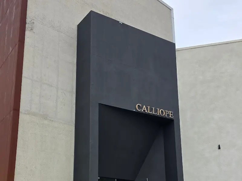 카페 내부 테이블 좌석