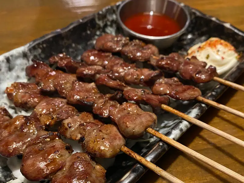 가지런히 놓인 닭 염통 꼬치