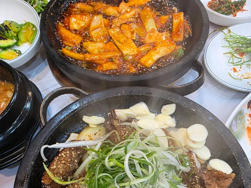 흑돼지 불고기와 다채로운 반찬들