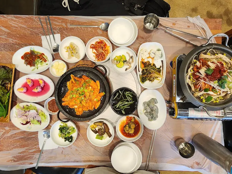 푸짐하게 차려진 한 상