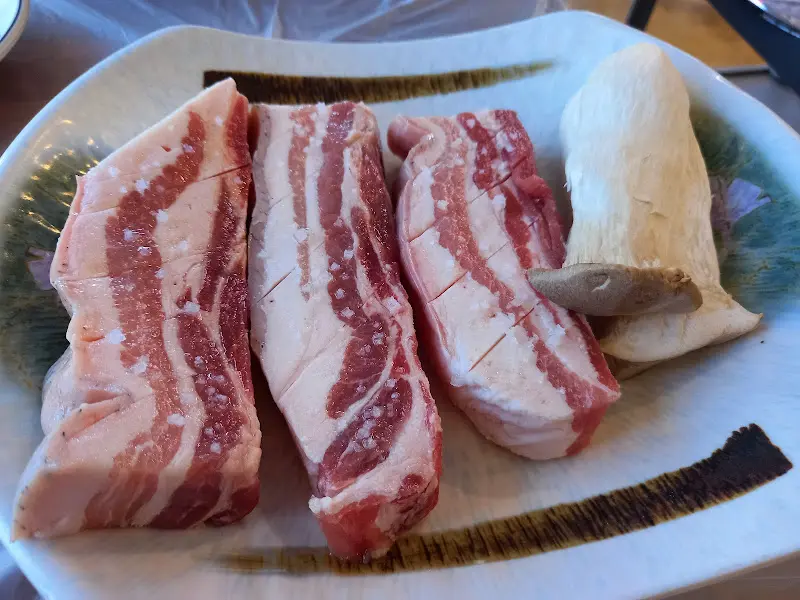 신선한 흑돼지 삼겹살