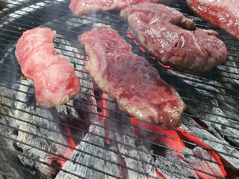 숯불 위에서 익어가는 채끝등심