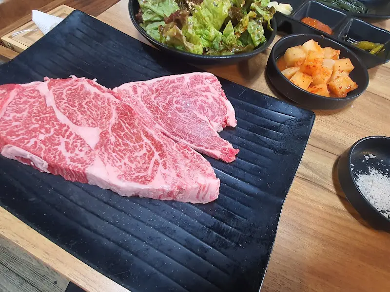 선명한 마블링을 자랑하는 채끝등심