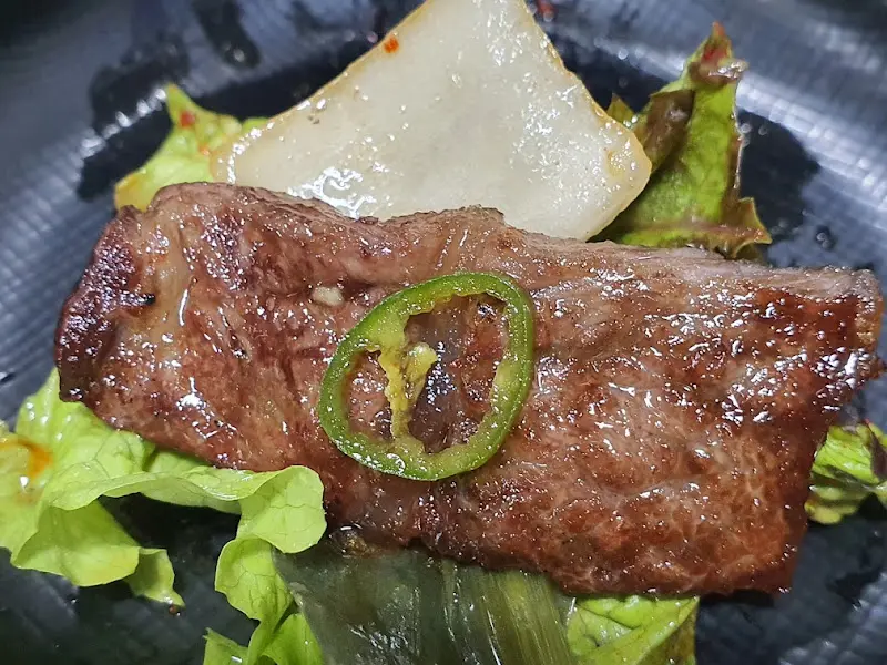 잘 구워진 소고기 한 점