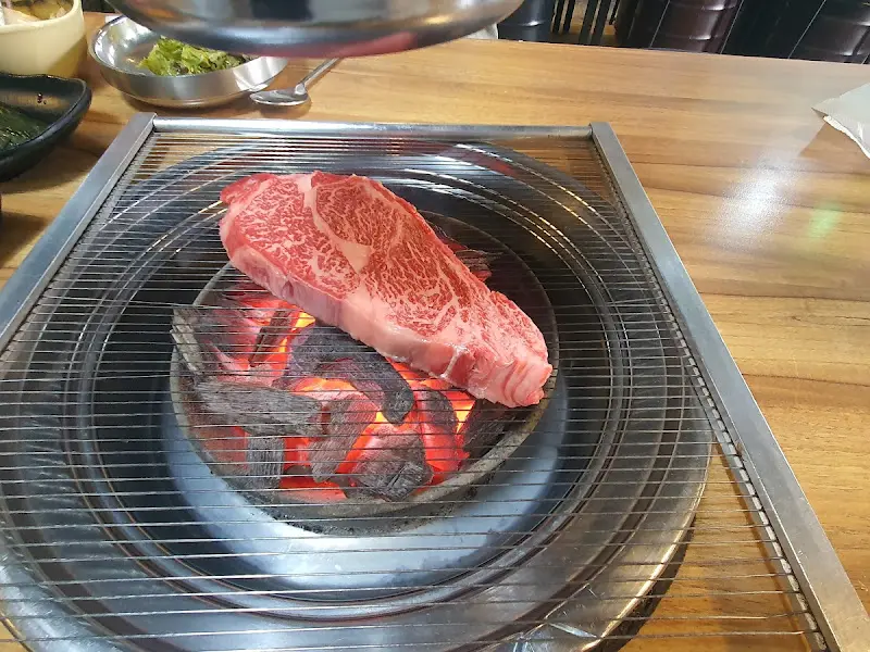 숯불 위에서 익어가는 소고기