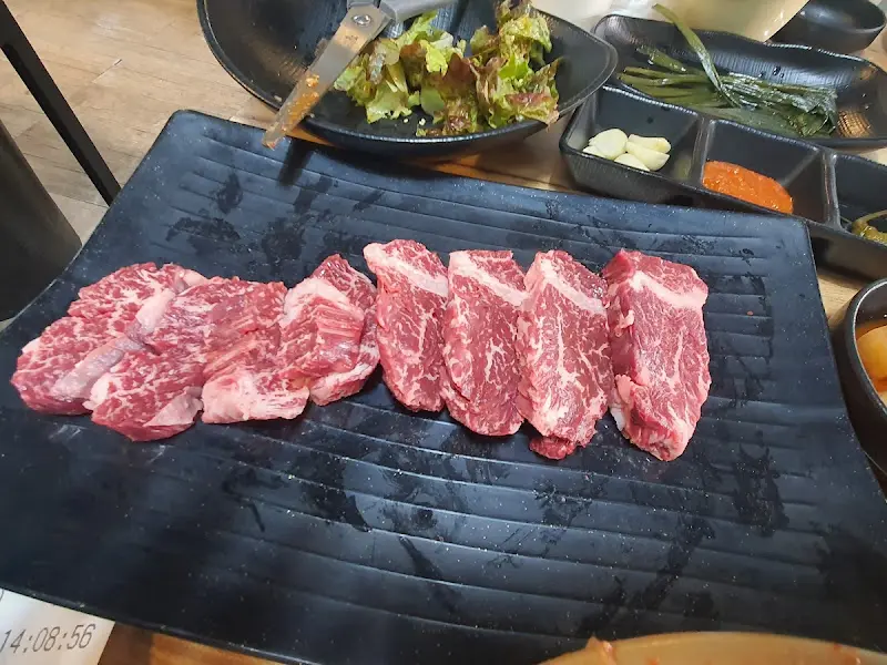 고기를 굽는 모습