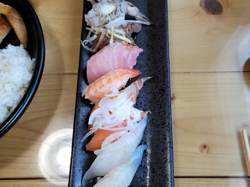 다양한 종류의 초밥이 담긴 접시