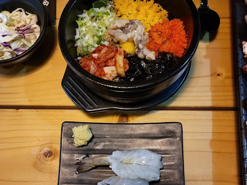 다양한 재료가 올려진 덮밥