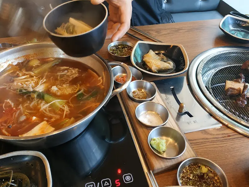 샤브샤브 냄비 속에서 익어가는 야채와 고기