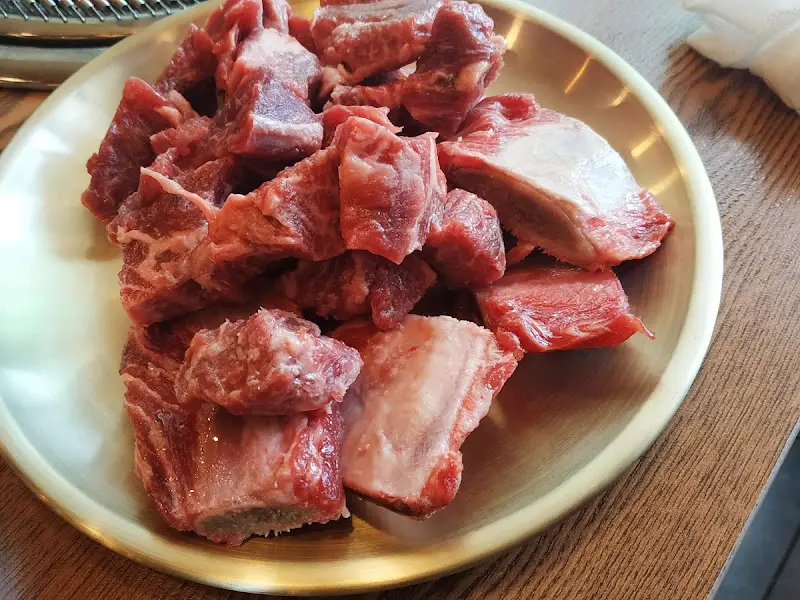 접시에 담긴 붉은 빛깔의 고기