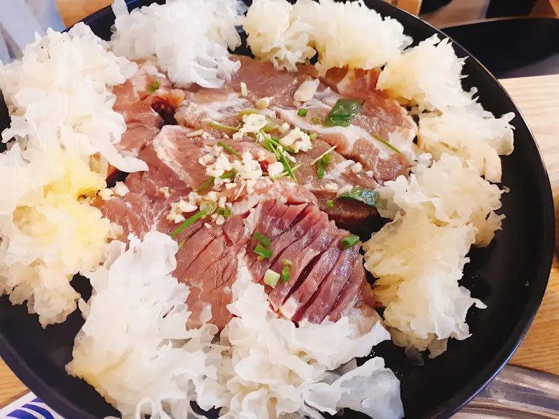 고기와 함께 제공되는 흰색 버섯