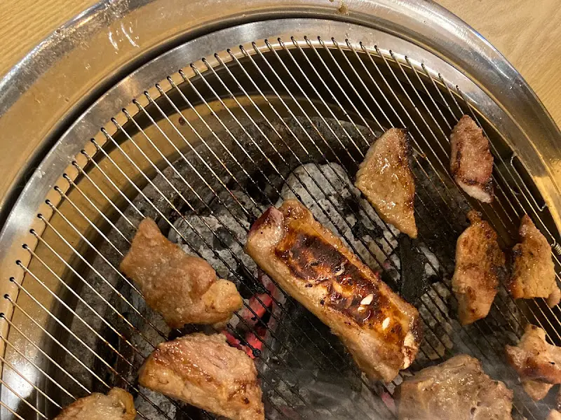 숯불 위에서 구워지는 돼지갈비