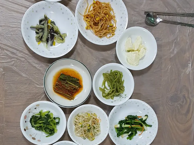 정갈하게 차려진 밑반찬