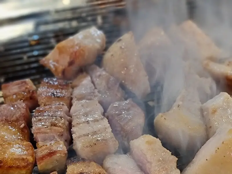 구워지는 고기들