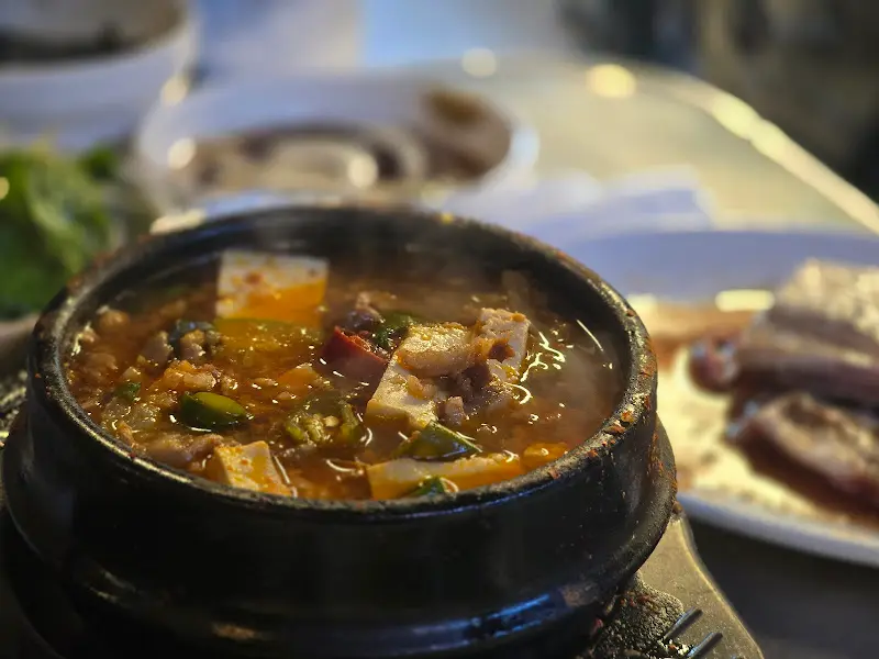 고기와 함께 차려진 밑반찬