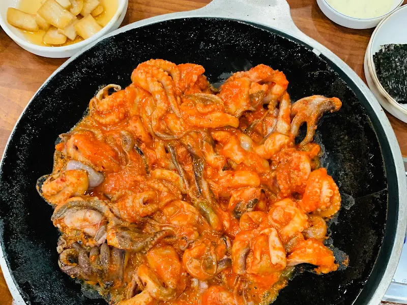 철판 가득 담긴 쭈꾸미 볶음