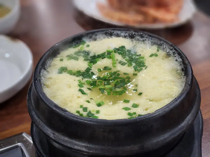 뚝배기에 담겨 김이 모락모락 나는 계란찜