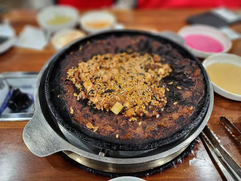 철판에 눌어붙은 볶음밥