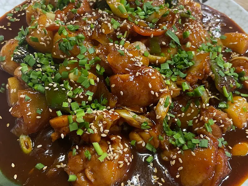 윤기가 흐르는 찜닭의 모습