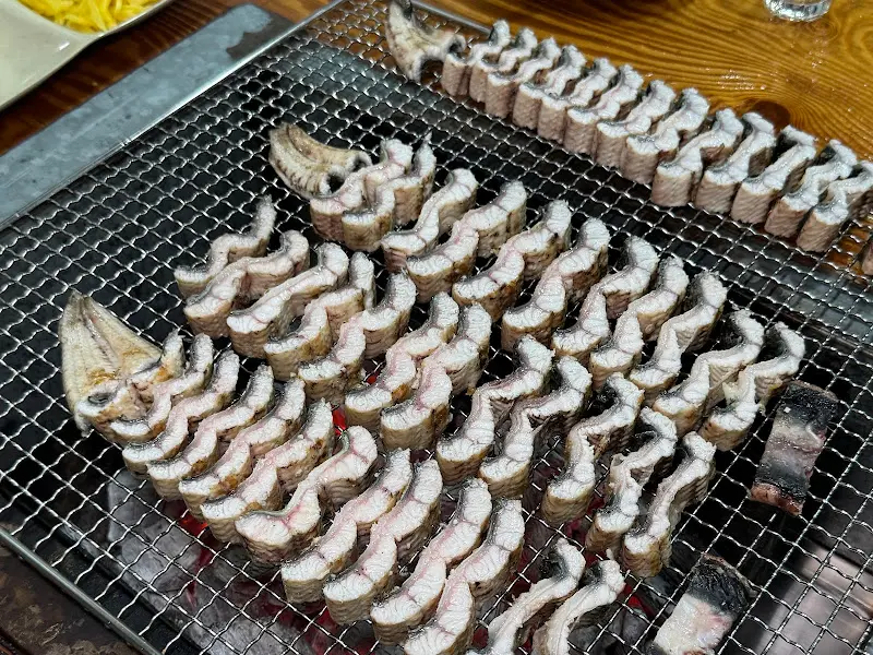 숯불 위에서 구워지는 장어