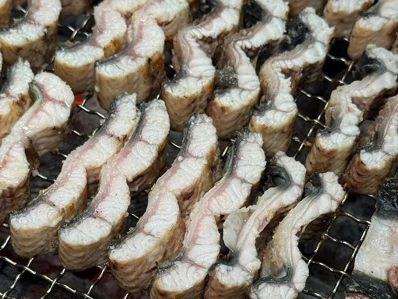 촘촘하게 놓인 장어 단면