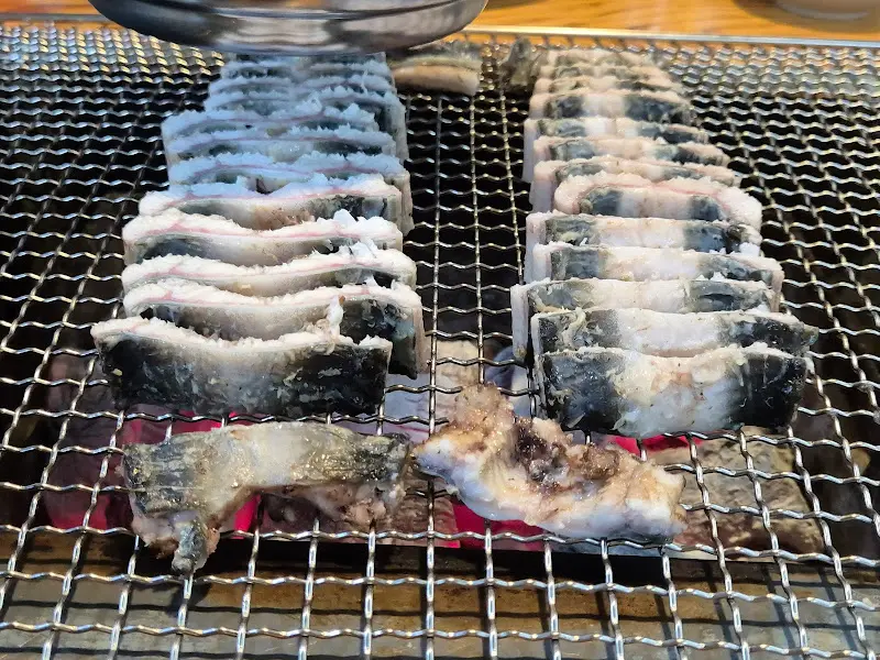 숯불 위에서 구워지는 장어