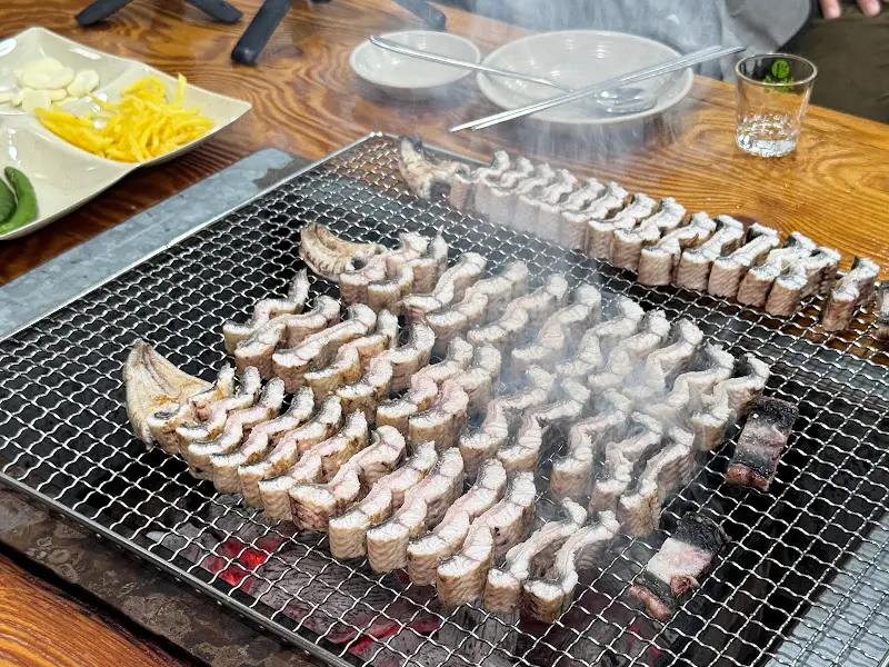 석쇠 위에 가지런히 놓인 장어