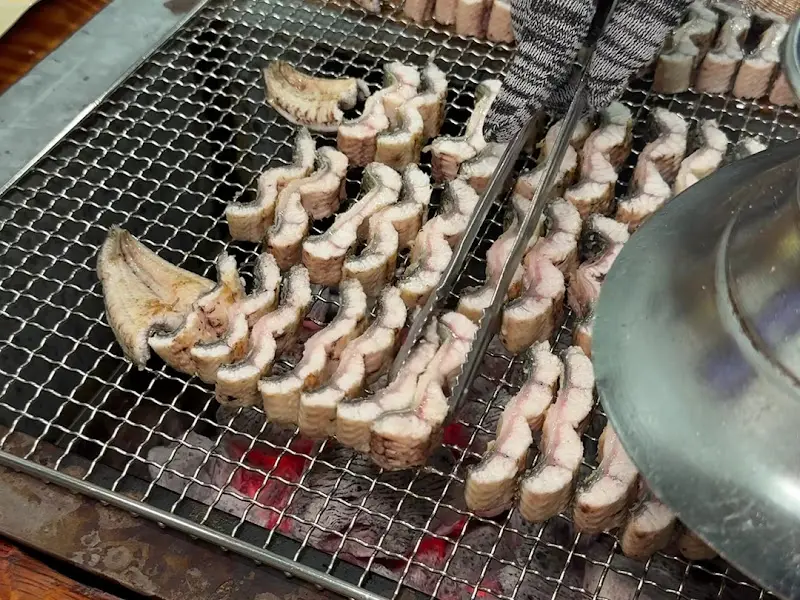 직원분이 장어를 굽는 모습