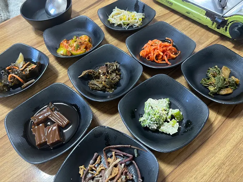 다채로운 색감의 정갈한 밑반찬