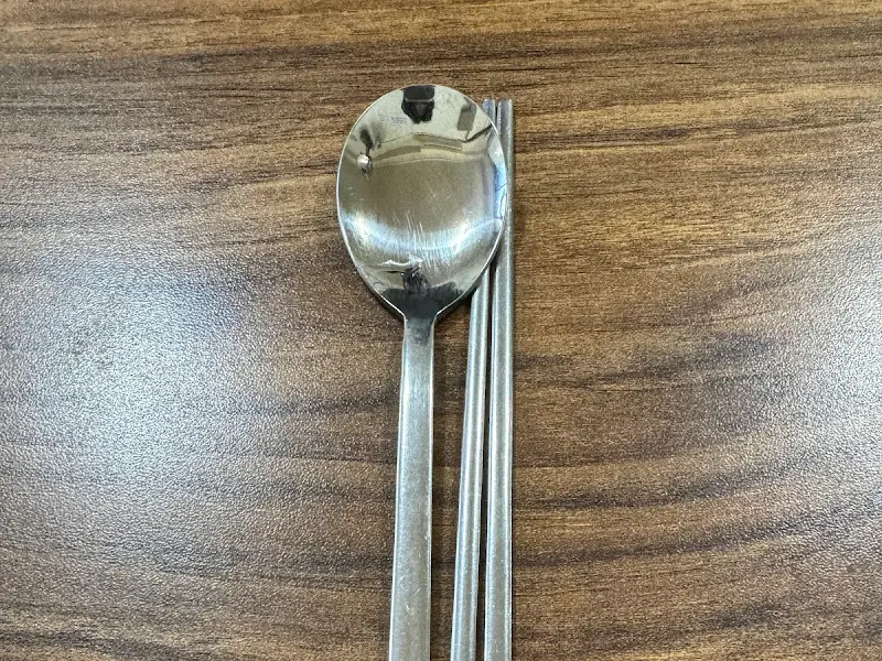 정갈하게 놓인 수저와 젓가락