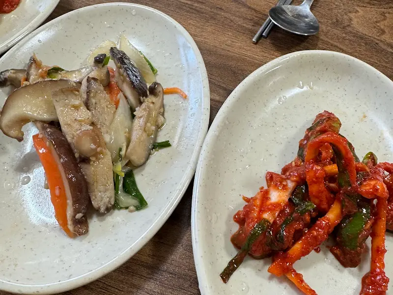 다채로운 밑반찬들