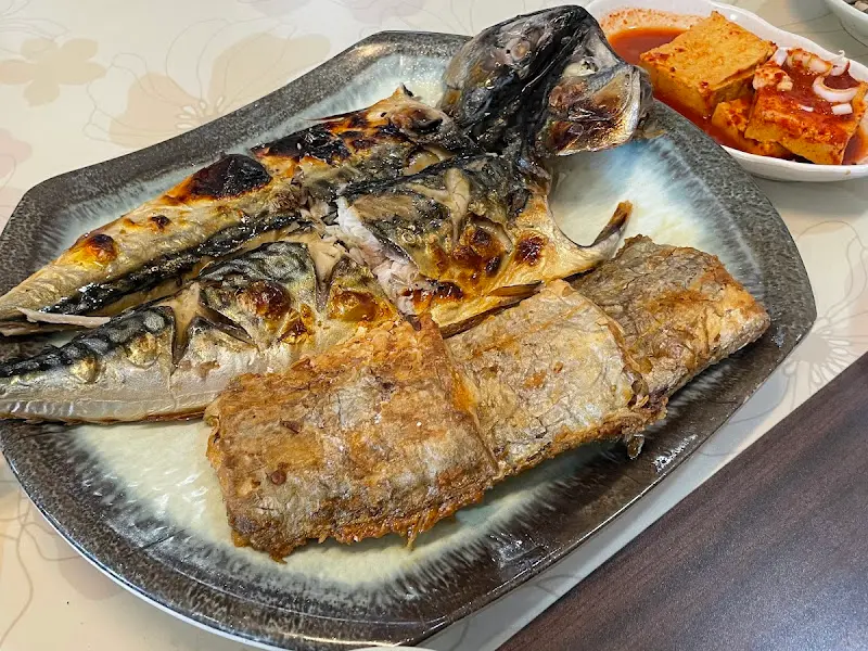 노릇하게 구워진 생선구이