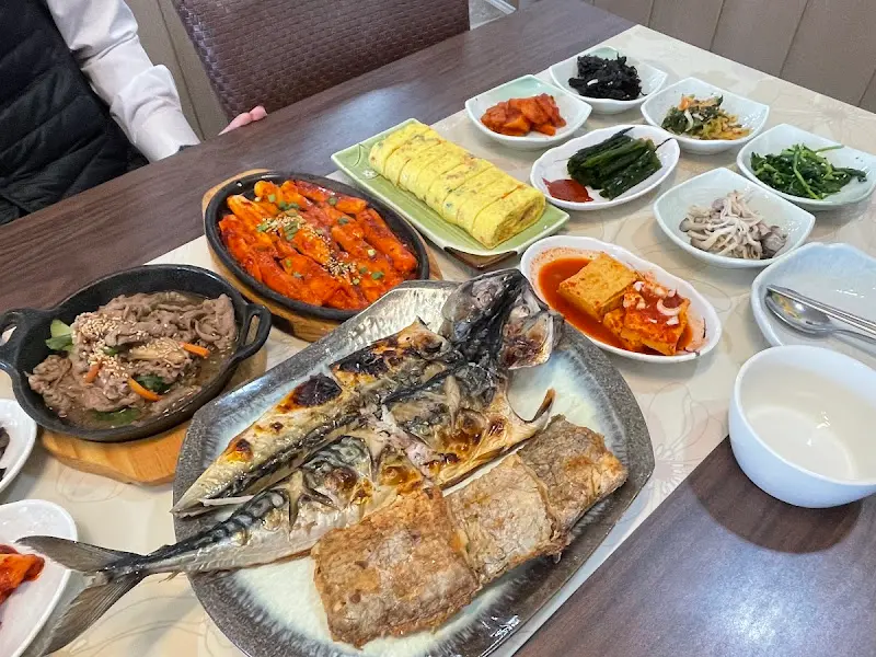 한 상 가득 차려진 음식