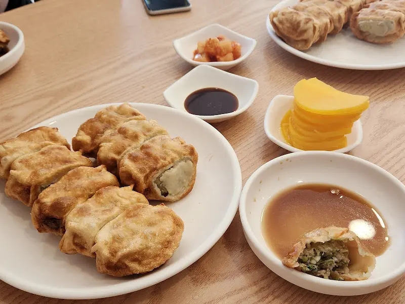 노릇하게 튀겨진 튀김만두