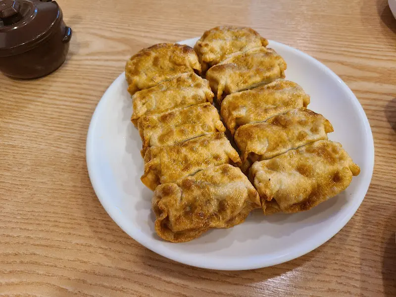 노릇하게 구워진 군만두