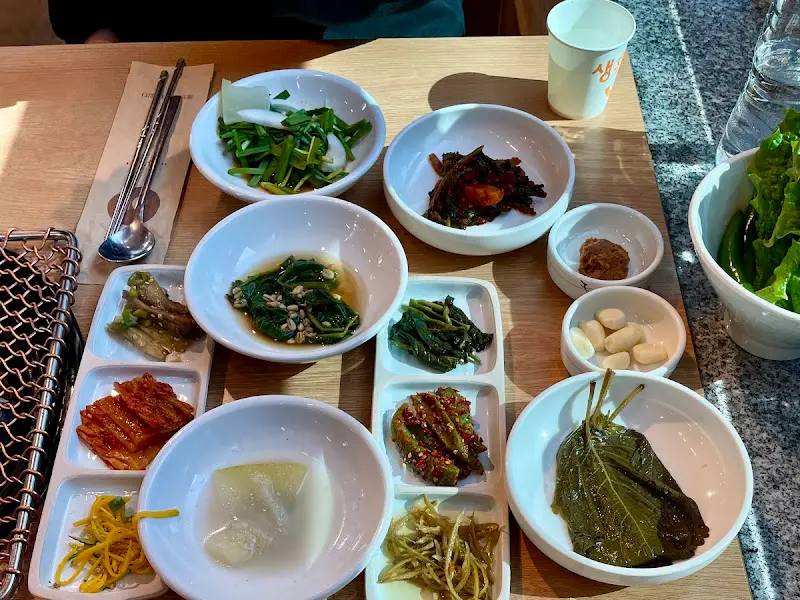 테이블 가득 차려진 밑반찬