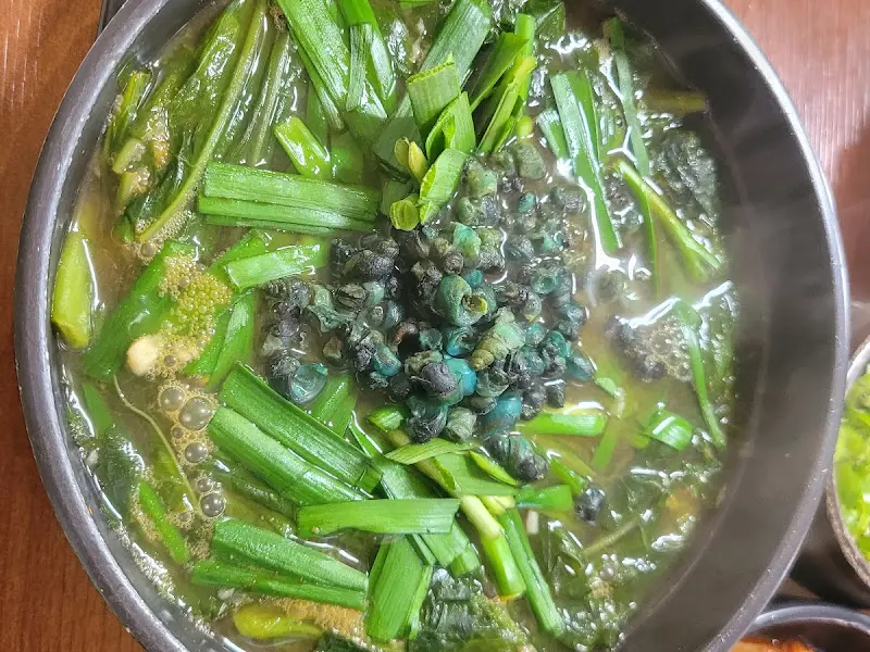 푸짐하게 올려진 올갱이가 인상적인 올갱이국밥