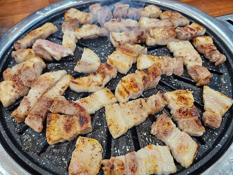 노릇노릇 구워지고 있는 삼겹살