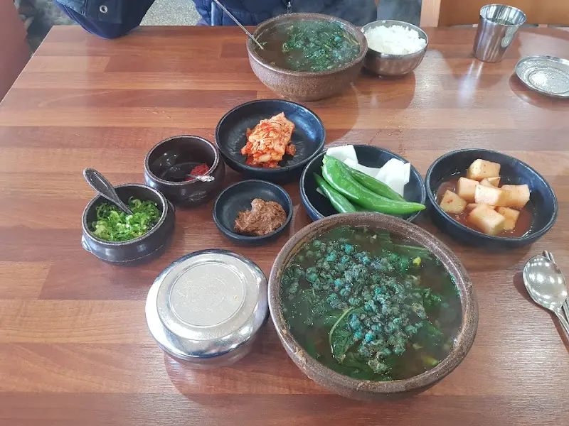 정갈하게 담겨 나온 밑반찬