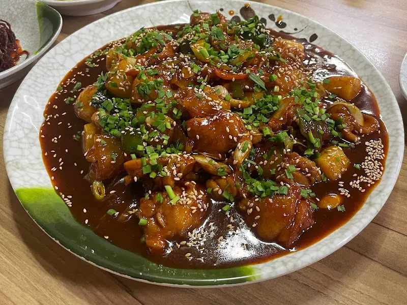 한 상 가득 차려진 찜닭