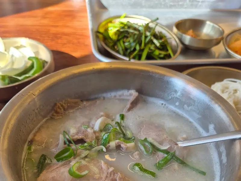 뽀얀 국물과 푸짐한 고기가 인상적인 돼지국밥