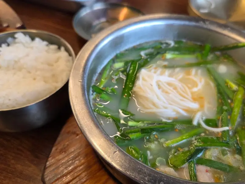 돼지국밥에 소면을 넣어 먹는 모습