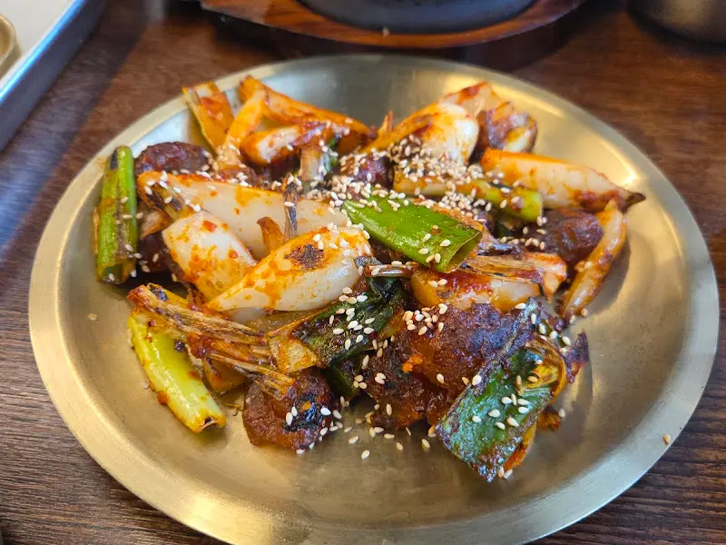 매콤한 양념이 인상적인 직화 스지볶음