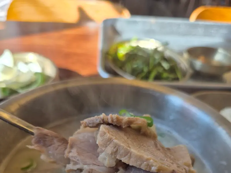 테이블 위에 놓인 돼지국밥