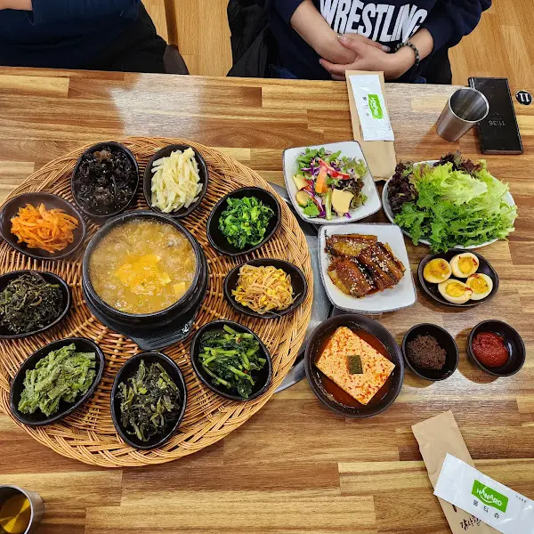 한 상 가득 차려진 밥상