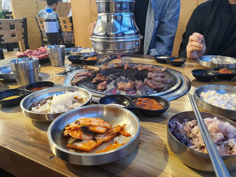 불판 위에서 익어가는 소고기