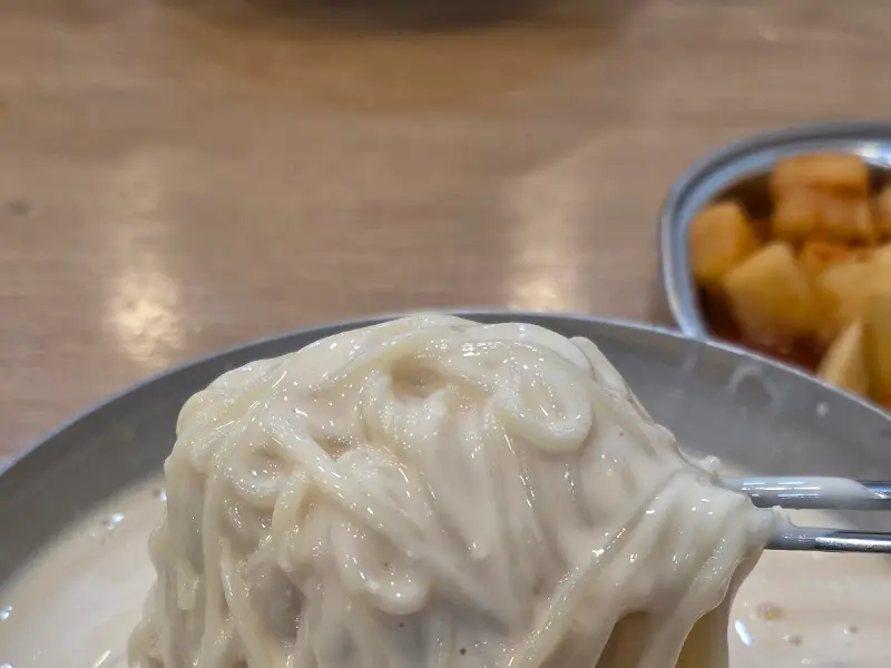 면발을 들어올린 모습