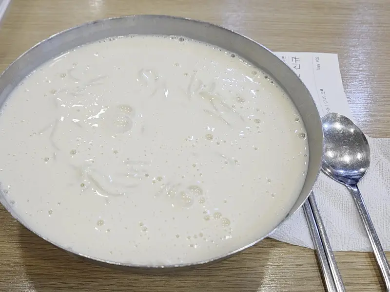 설탕을 넣지 않은 콩국수